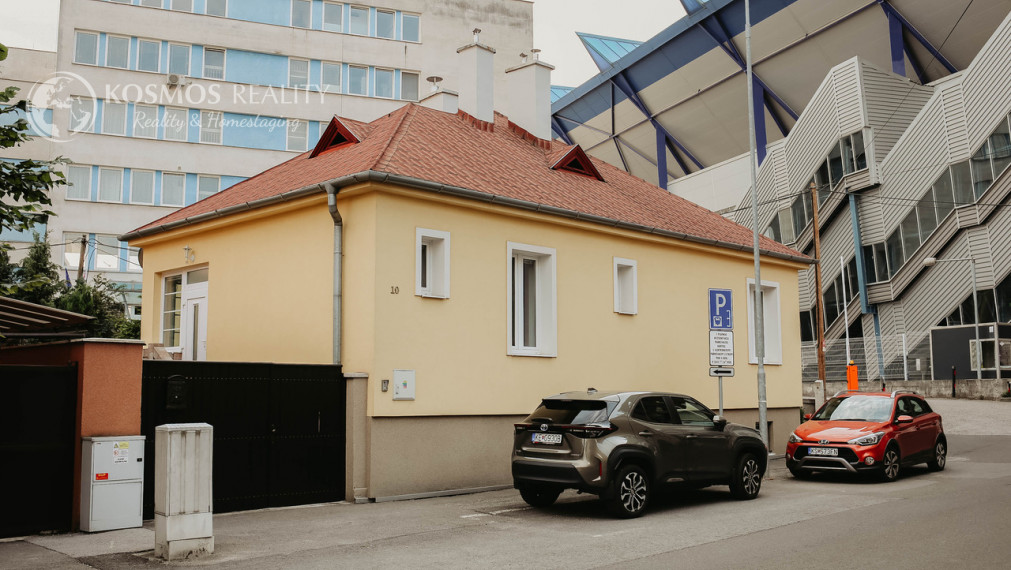 Predaj rekonštruovaného  RD s dvojgarážou v centre - Nerudova, Košice