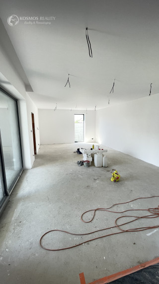 Rodinný dom v stave holodomu - ČAŇA - TAJVAN