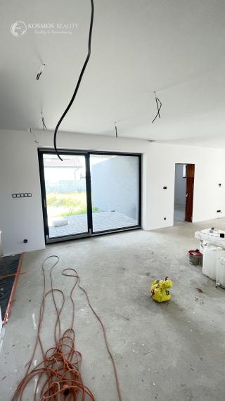 Rodinný dom v stave holodomu - ČAŇA - TAJVAN