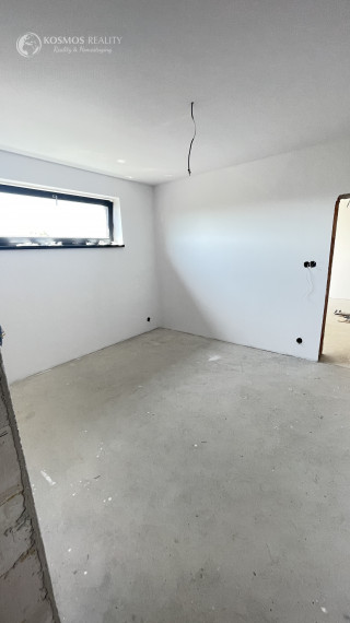 Rodinný dom v stave holodomu - ČAŇA - TAJVAN