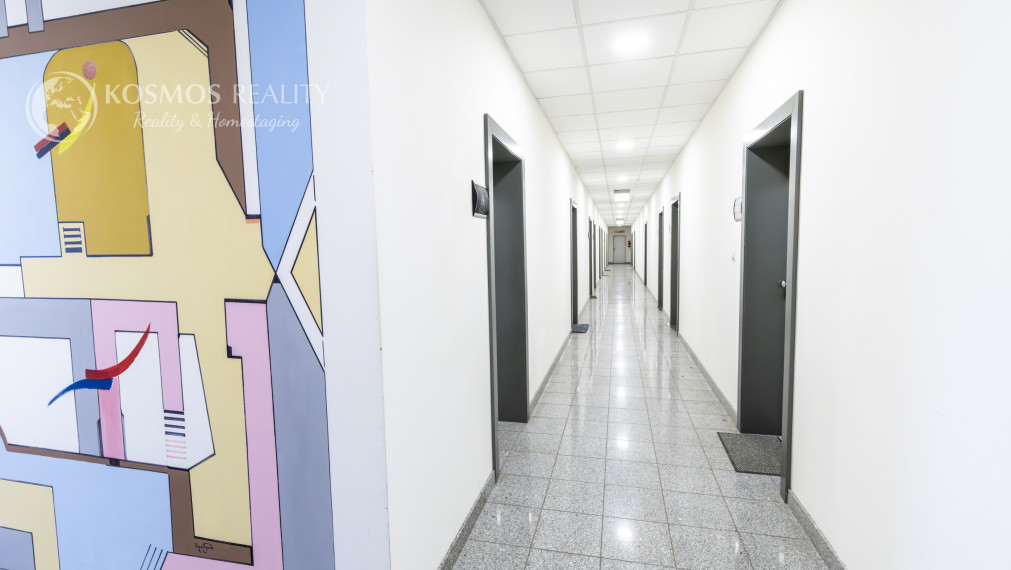 Kancelársky priestor s parkovaním, 16,5m2, Južná Trieda