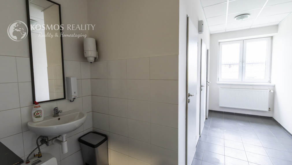 Kancelársky priestor s parkovaním, 16,5m2, Južná Trieda