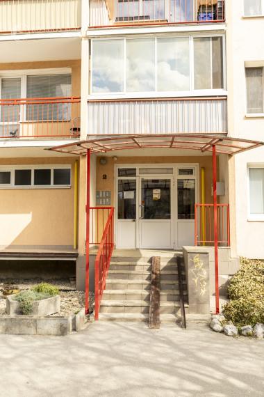 PREDÁM 1,5i byt NARCISOVA ul po komplet rek.