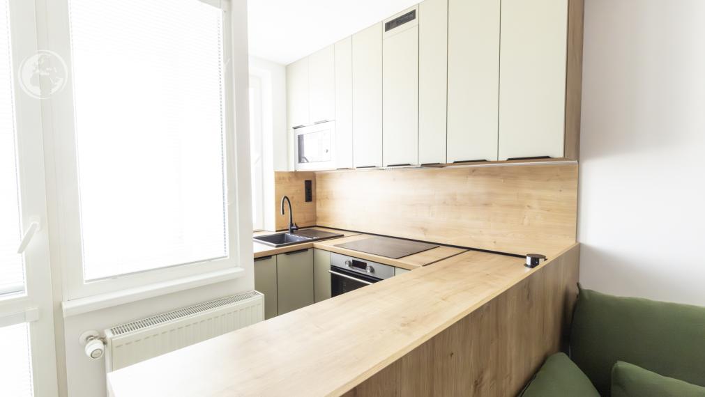 PREDÁM 1,5i byt NARCISOVA ul po komplet rek.