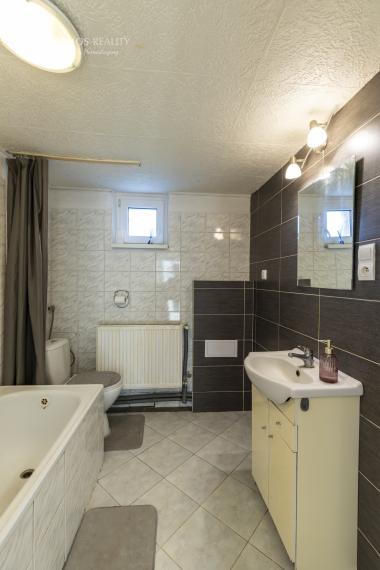 Rodinný dom s veľkým pozemkom v Nižnej Hutke//