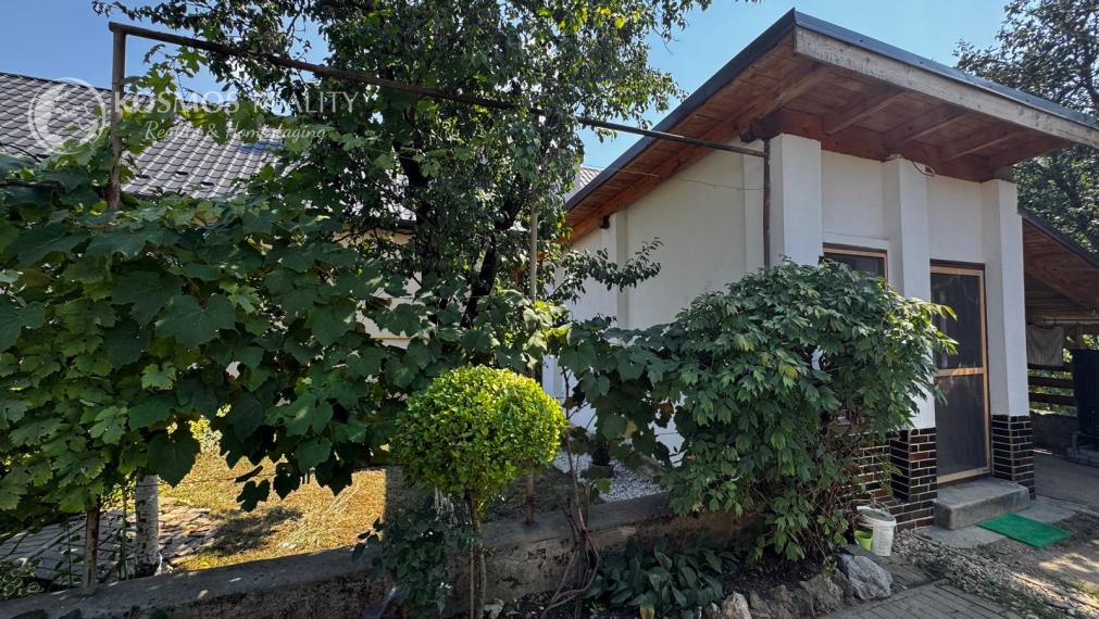 Rodinný dom s atmosférou chalupy, veľkým pozemkom a potokom – Drienovec