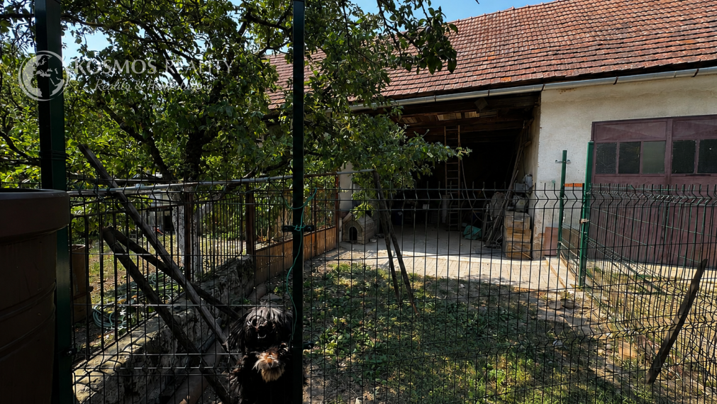 Rodinný dom s atmosférou chalupy, veľkým pozemkom a potokom – Drienovec