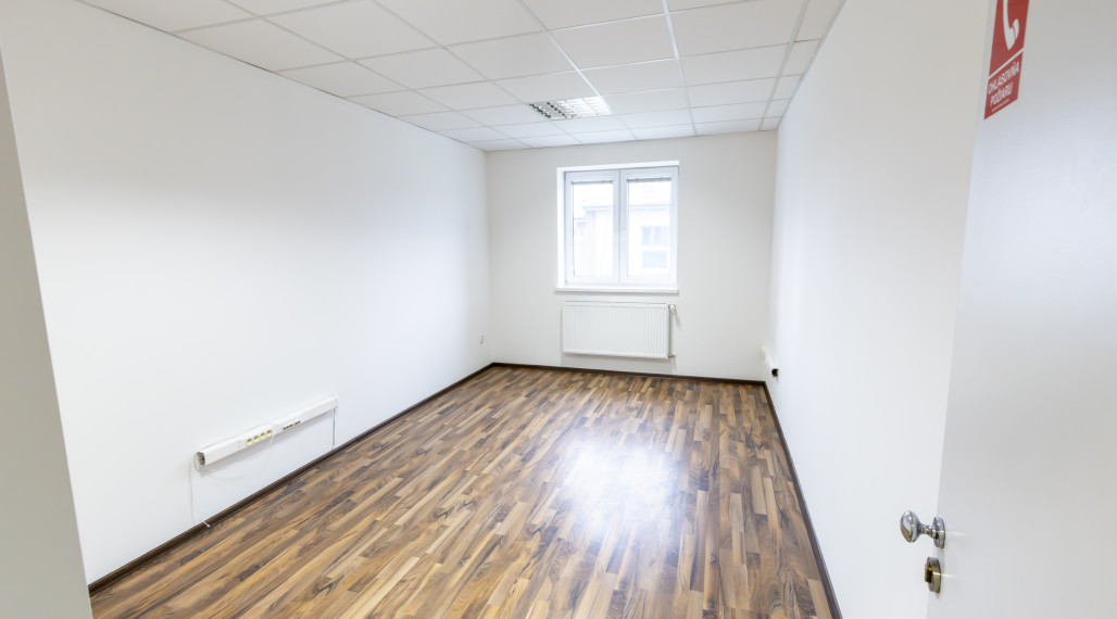 Kancelársky priestor s parkovaním, 16,5m2, Južná Trieda