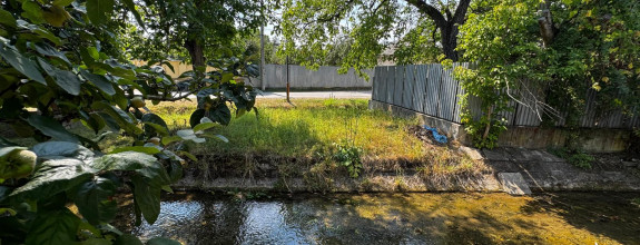 Rodinný dom s atmosférou chalupy, veľkým pozemkom a potokom – Drienovec