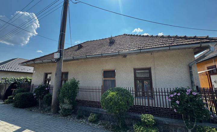 Rodinný dom s atmosférou chalupy, veľkým pozemkom a potokom – Drienovec - fotografia 1