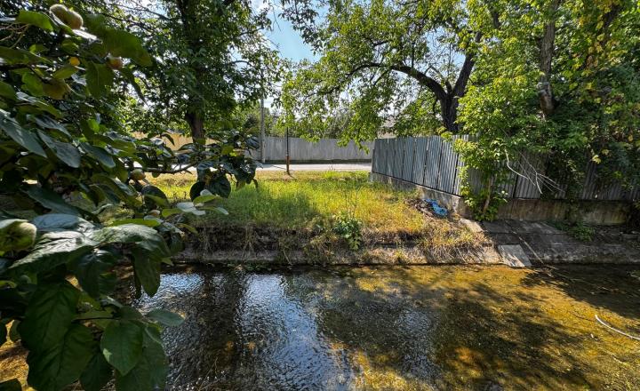 Rodinný dom s atmosférou chalupy, veľkým pozemkom a potokom – Drienovec